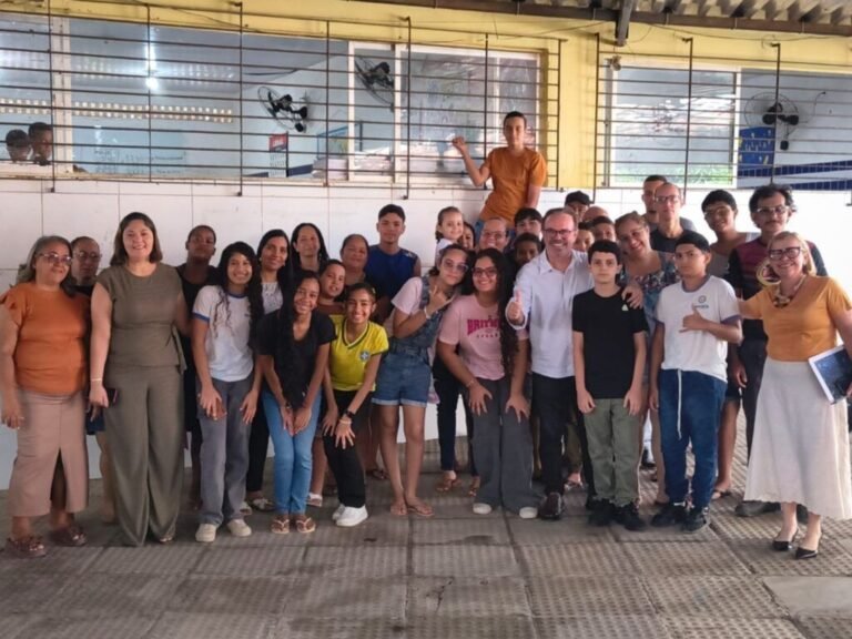 Estudantes participam da apresentação do projeto Conectando Culturas na Escola Jaime Bold