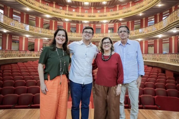 Interior do Teatro de Santa Isabel durante a requalificação da tapeçaria e dos estofados