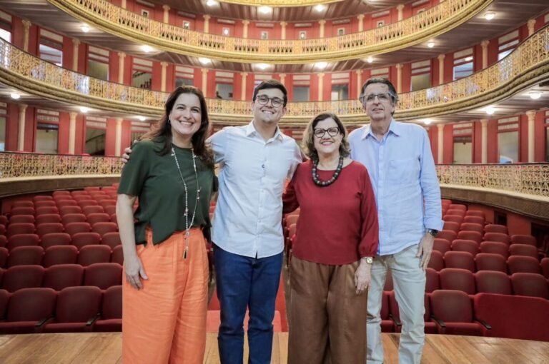 Interior do Teatro de Santa Isabel durante a requalificação da tapeçaria e dos estofados