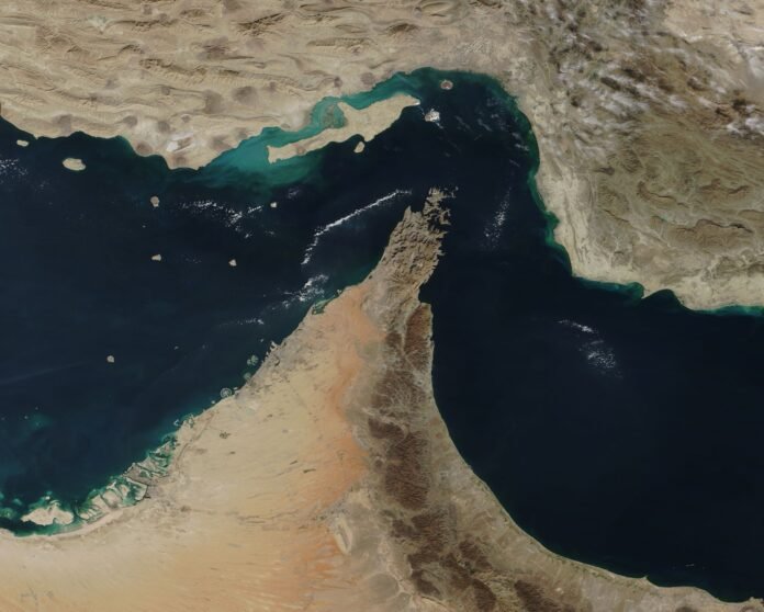 Imagem de satélite do Estreito de Ormuz entre o Irã e a Península de Musandam, em Omã