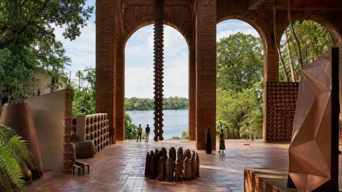 Galeria de cerâmica e arte contemporânea em ambiente tropical, imagem editorial sobre a Bienal na Oficina Francisco Brennand
