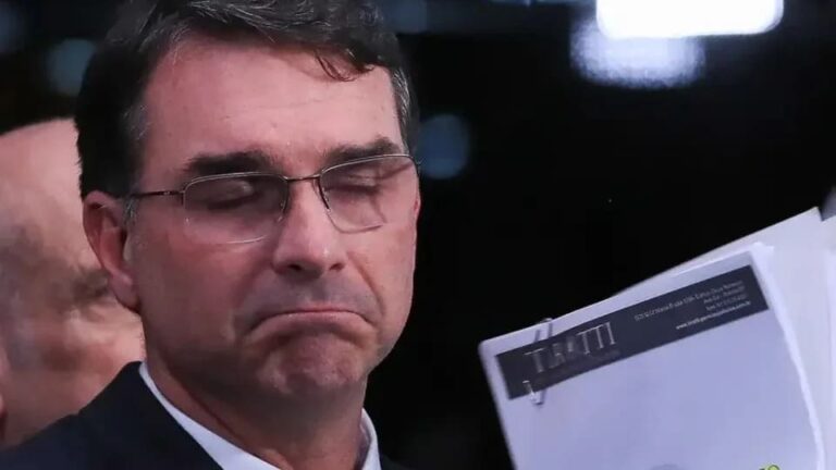 Flávio Bolsonaro compara situação do pai à ditadura, defendida pela própria família
