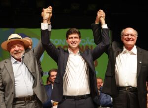 Lula desembarca no Recife nesta sexta (25) para caminhada com João Campos e pode virar o jogo na eleição de PE Lula desembarca no Recife nesta sexta (25) para caminhada com João Campos e pode virar o jogo na eleição de PE