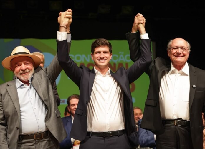 Lula, João Campos e Geraldo Alckmin no congresso eleitoral do PSB