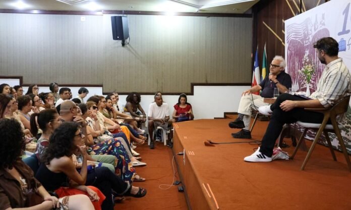 Milton Hatoum durante mesa sobre literatura e memória na Flipelô 2026, em Salvador