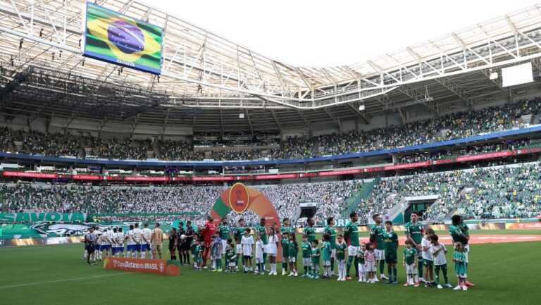 Jogadores de Palmeiras e Fortaleza no Nubank Parque antes da partida da Copa do Brasil