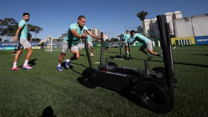 Paulinho durante treino do Palmeiras na Academia de Futebol