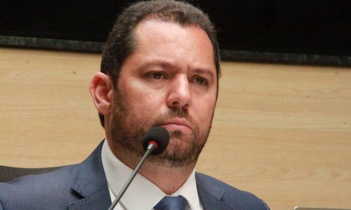 Vereador Romerinho Jatobá durante atividade na Câmara Municipal do Recife