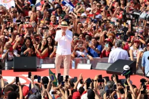Lula e Flávio Bolsonaro abrem campanha presidencial em redutos políticos