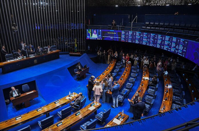 Senadores participam de sessão no Plenário do Senado Federal