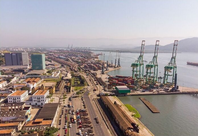Vista aérea do Porto de Santos, importante terminal do comércio exterior brasileiro