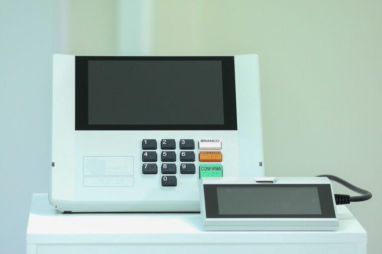 Urna eletrônica brasileira modelo UE2020, com terminal do eleitor e terminal do mesário