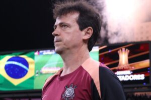 Corinthians é eliminado da Libertadores após pênalti perdido por Memphis Depay no último minuto