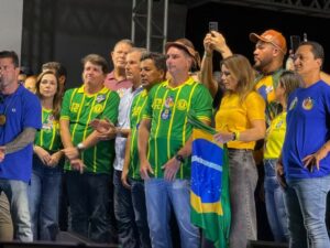 Com facão cenográfico, Flávio Bolsonaro promete castração química para estupradores em comício no Recife Com facão cenográfico, Flávio Bolsonaro promete castração química para estupradores em comício no Recife