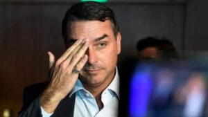Flávio Bolsonaro foge de sabatina na Record com medo das perguntas sobre Vorcaro e o Dark Horse