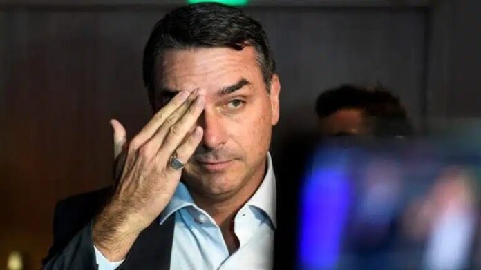 Flávio Bolsonaro foge de sabatina na Record com medo das perguntas sobre Vorcaro e o Dark Horse