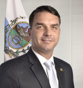 Site anuncia grande bomba contra campanha de Flávio Bolsonaro envolvendo “Dark Horse” Site anuncia grande bomba contra campanha de Flávio Bolsonaro envolvendo “Dark Horse”