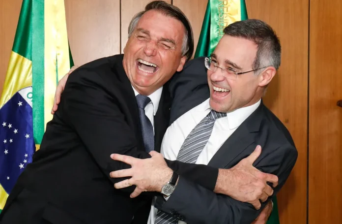 Ação encomendada pelo clã Bolsonaro e a tentativa de capturar a pauta eleitoral