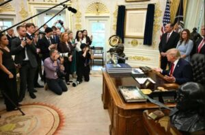 Emissoras dos EUA suspendem cobertura da Casa Branca em protesto contra veto a CNN, MS NOW e Politico