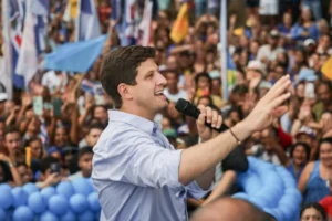 João Campos subindo: Obras Hídricas, IPVA zero e na Zona Rural também o capacete João Campos subindo: Obras Hídricas, IPVA zero e na Zona Rural também o capacete