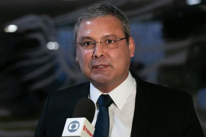 Lindbergh pede ao STF bloqueio de R$ 72 milhões em bens de Flávio Bolsonaro por suposta ligação com Vorcaro Lindbergh pede ao STF bloqueio de R$ 72 milhões em bens de Flávio Bolsonaro por suposta ligação com Vorcaro