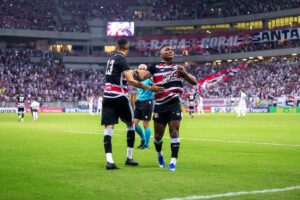 Arena de Pernambuco deve lotar hoje e torcida do Santa Cruz vive expectativa de história contra o Floresta Arena de Pernambuco deve lotar hoje e torcida do Santa Cruz vive expectativa de história contra o Floresta