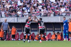 Com golaço de Renato, Santa Cruz vence o Floresta e fica a um passo da Série B Com golaço de Renato, Santa Cruz vence o Floresta e fica a um passo da Série B