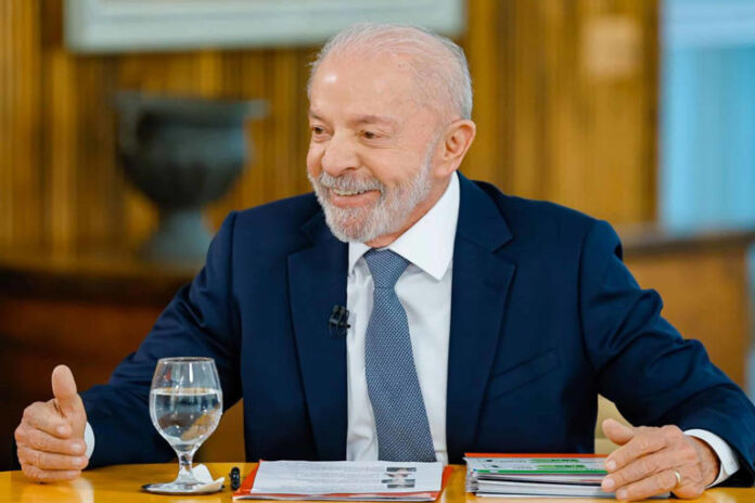 Quase mil anúncios sobre Lula de Flávio na Meta foram pagos em dólar