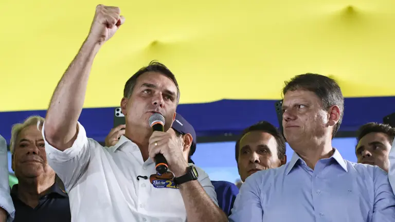 Flávio e Tarcísio espalham vídeo falso de ato pró-Lula, e TSE manda apagar