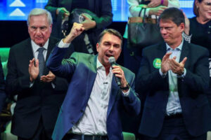 Coordenadora de Flávio quer trocar servidores por IA Coordenadora de Flávio quer trocar servidores por IA