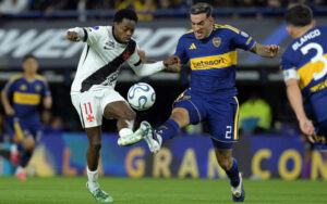Arbitragem irrita vascaínos na Bombonera: amarelo em entrada de Delgado gera revolta