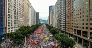 Estudantes vão às ruas pela democracia em atos por todo o país Estudantes vão às ruas pela democracia em atos por todo o país