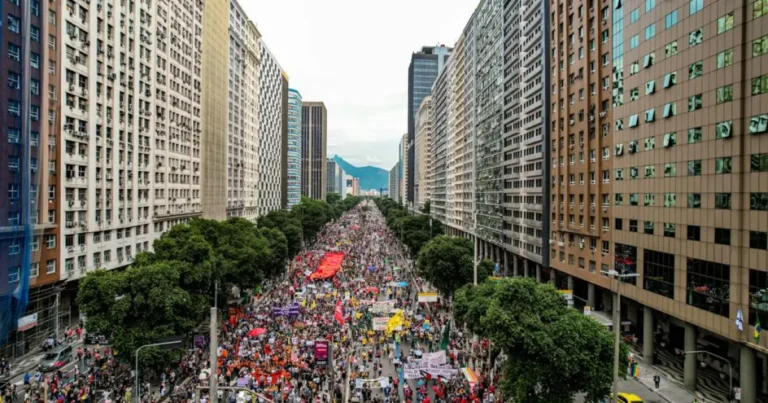 Estudantes vão às ruas pela democracia em atos por todo o país
