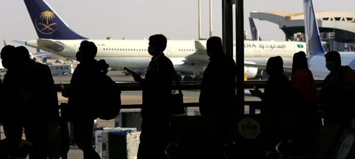Aeroporto de Riade é alvo de novo ataque e deixa dezenas de feridos Aeroporto de Riade é alvo de novo ataque e deixa dezenas de feridos