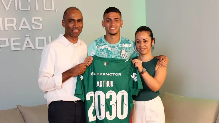 Arthur renova com o Palmeiras até 2030