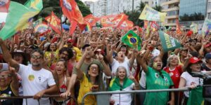 Caetano lidera ato pela democracia em Copacabana e reúne multidão de artistas Caetano lidera ato pela democracia em Copacabana e reúne multidão de artistas
