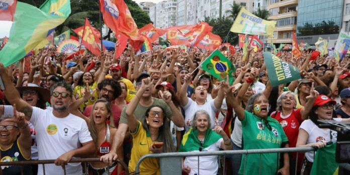 Caetano lidera ato pela democracia em Copacabana e reúne multidão de artistas Caetano lidera ato pela democracia em Copacabana e reúne multidão de artistas