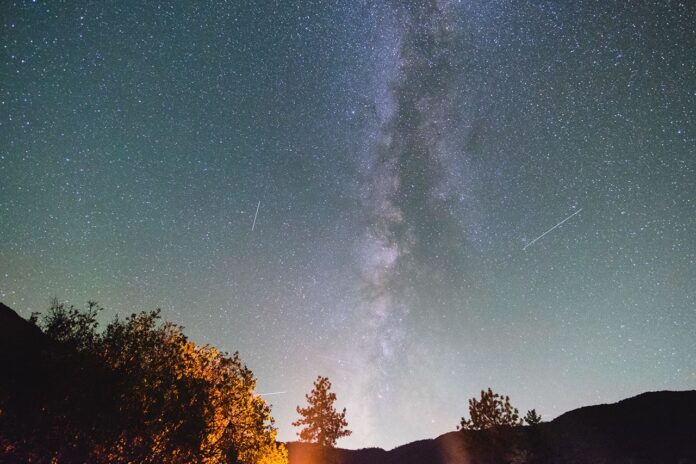 Céu de outubro: Saturno em oposição, chuva de meteoros e Lua perto das Plêiades Céu de outubro: Saturno em oposição, chuva de meteoros e Lua perto das Plêiades