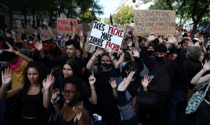 Escolas da França param no maior dia de protestos contra o governo