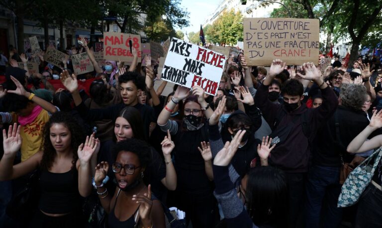 Escolas da França param no maior dia de protestos contra o governo