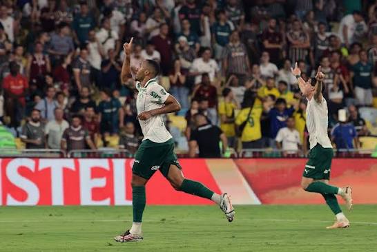 Jogador do Palmeiras comemora gol sobre o Fluminense no Maracanã