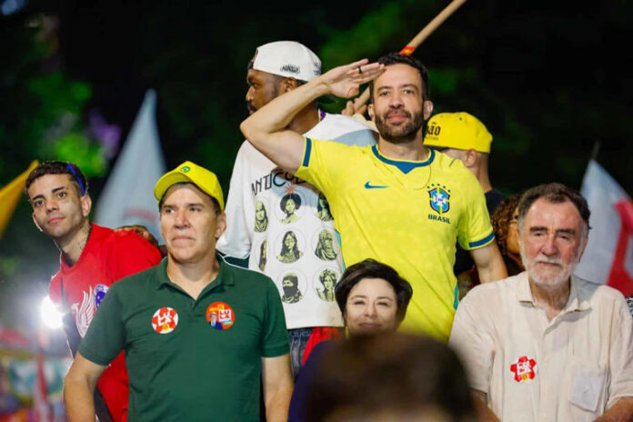 Janones diz que alguém vai desmaiar no debate da Globo ao ver a plateia