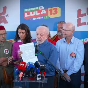 Lula vai ao TSE e ao STF abrir sigilos e cobra Flávio