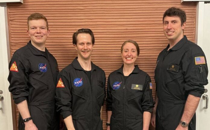 Tripulação da NASA completa um ano trancada em habitat que simula Marte