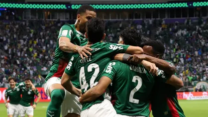 Palmeiras goleia o Corinthians por 4 a 1 no Dérbi e fica a um ponto do líder Flamengo