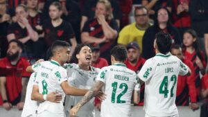 Palmeiras vence o Athletico por 2 a 0 na Arena da Baixada, joga com um a menos e assume a liderança do Brasileirão Palmeiras vence o Athletico por 2 a 0 na Arena da Baixada, joga com um a menos e assume a liderança do Brasileirão