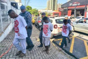 Ouvidoria pede afastamento de PMs por obrigar presos a vestir camisa de Lula