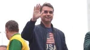 Flávio desembarca em Miami e deixa a Justiça no Brasil