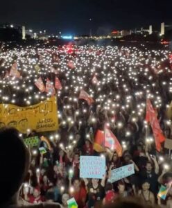 Turma da Esperança leva espetáculo de luzes e multidão à Esplanada em apoio a Lula